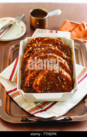 Hochwinkelansicht von Brotpudding im Behälter auf dem Tisch zu Hause Stockfoto