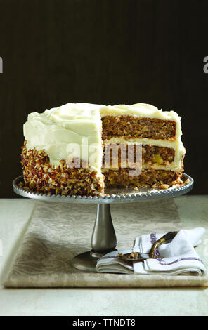 Kuchen auf dem Kuchen vor schwarzem Hintergrund Stockfoto