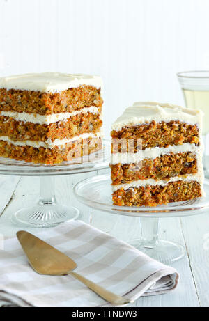Karotten gebundener Kuchen Scheiben auf Cakestands gegen Wand zu Hause Stockfoto