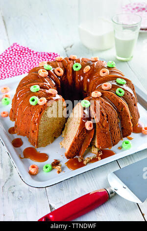 High-Winkel-Ansicht von Schokolade gebundener Kuchen in Tablett auf Holztisch zu Hause Stockfoto