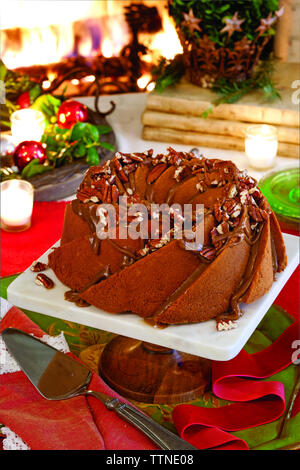 Hochwinkelansicht von Schokoladenkuchen auf dem Tisch zu Hause während der Weihnachtszeit Stockfoto