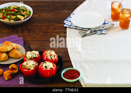 Frisches Essen und kaltes Getränk werden zu Hause auf dem Esstisch serviert Stockfoto