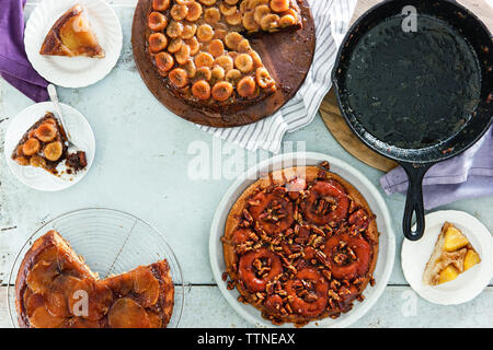 Blick von oben auf hausgemachte Desserts auf dem Tisch Stockfoto