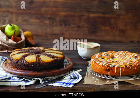 Nahaufnahme von hausgemachten Desserts mit Birnen auf dem Tisch zu Hause Stockfoto