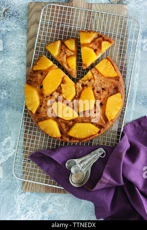 Blick aus dem hohen Winkel auf Ananas Pie auf Kühlregal zu Hause Stockfoto