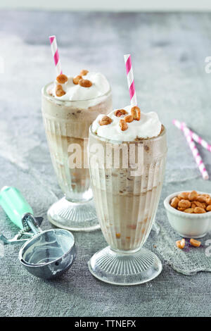 Eiskaffee mit Eis und Erdnüssen auf dem Tisch Stockfoto