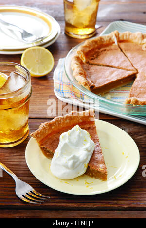 Nahaufnahme von Kuchen und kaltem Getränk serviert auf dem Tisch zu Hause Stockfoto