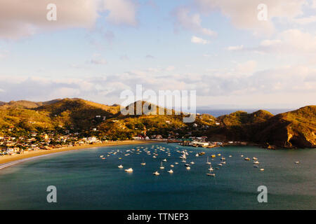 Luftaufnahme der Boote im Meer von Bergen gegen bewölkter Himmel Stockfoto