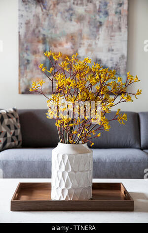 Blumen in Vase auf Tisch Stockfoto