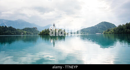 Der See von Bled, Slowenien: See mit Wallfahrtskirche auf die Insel Stockfoto