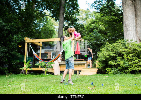 Verspielt Vater anheben Tochter im Hinterhof Stockfoto