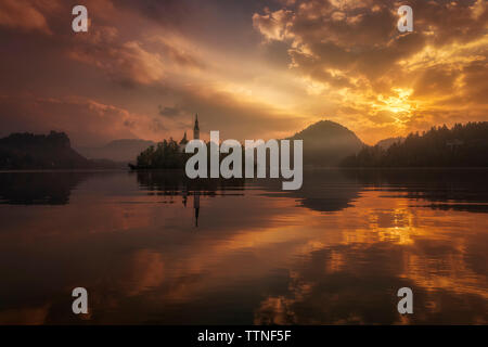 Orange Sonnenuntergang mit einer magischen Atmosphäre in der See Bled, Slowenien. Stockfoto