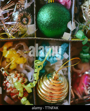 Direkt über dem Foto farbenfroher weihnachtsdekoration in der Box Stockfoto