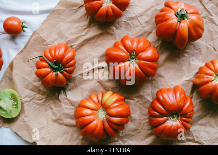 Hohe Betrachtungswinkel von Erbstück Tomaten auf zerknittertes Papier Stockfoto