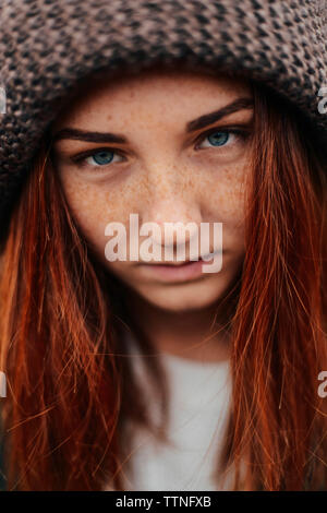 Close-up Portrait von jugendlichen Mädchen mit Hut stricken Stockfoto