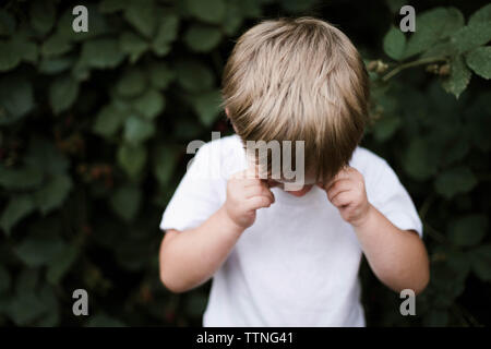 In der Nähe von einem kleinen Kind schreien Stockfoto