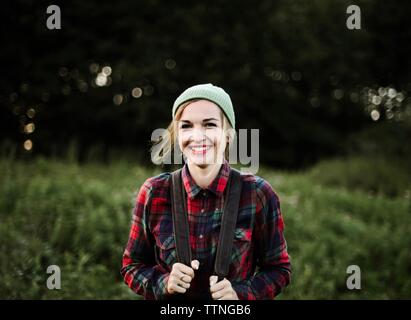 Junge schöne hipster Frau, die auf dem Feld in der Landschaft Stockfoto