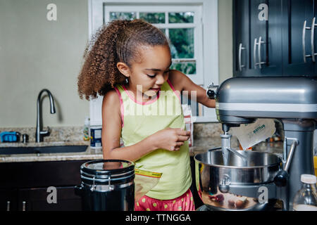 Mädchen mit Quirlen Maschine in der Küche Stockfoto