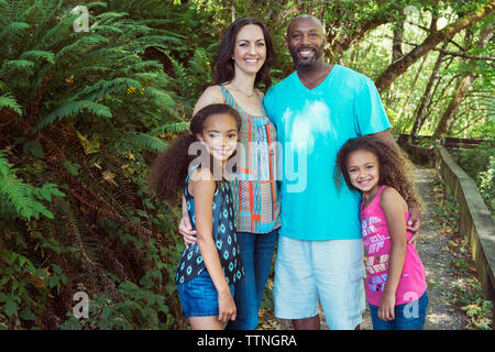 Portrait von Happy Family auf Wanderweg im Wald Stockfoto