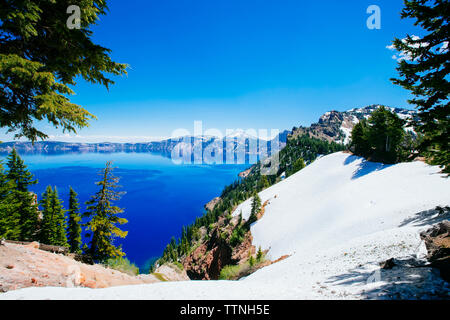 Malerischer Blick auf Crater Lake gegen Himmel am Nationalpark Stockfoto