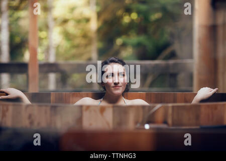 Junge lächelnde Frau mit Sauna Stockfoto