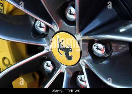 Monte Carlo, Monaco - 16. Juni 2019: Ferrari springende Pferd Abzeichen (Logo) auf dem Auto Leichtmetallfelge eines luxuriösen italienischen Supersportwagen in Monte-Carlo, Mon Stockfoto