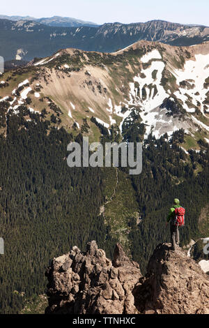 Männliche Wanderer stehen auf Berg Stockfoto