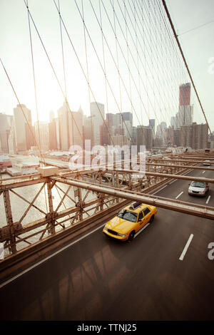 Hohe Betrachtungswinkel von Auto und Taxi auf der Brooklyn Bridge Stockfoto
