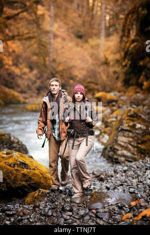 Portrait von Wanderer Wandern am Flussufer Stockfoto