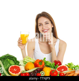 Frau mit Glas Saft und gesunde Ernährung auf weißem Hintergrund Stockfoto