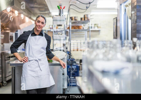 Portrait von zuversichtlich, Küchenchef im Restaurant Küche Stockfoto
