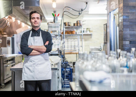 Portrait von zuversichtlich männlichen Chef mit gekreuzten Armen stehen im Restaurant Küche Stockfoto