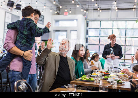 Kellnerin Happy Family im Restaurant. Stockfoto