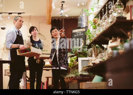 Eigentümer leitende Arbeitnehmer in Pflanzen shop Stockfoto