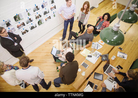 Hohe Betrachtungswinkel von Geschäftsleuten diskutieren Treffen an Bord Zimmer Stockfoto