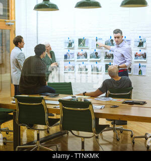 Geschäftsleute diskutieren in Meetings im Sitzungssaal, durch Glas gesehen Stockfoto