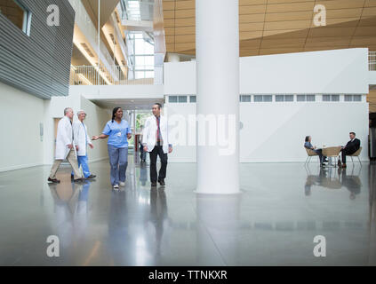 Ärzte sprechen im Krankenhausflur Stockfoto