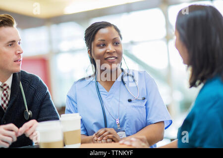 Ärzte diskutieren in der Sitzung an den medizinischen Zimmer Stockfoto