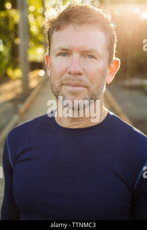 Close-up Portrait von Mann stand am Boardwalk Stockfoto