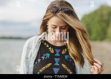 Nahaufnahme der lächelnde Frau mit blonden Haaren Stockfoto