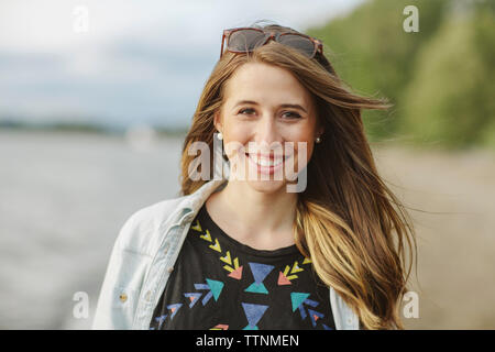Close-up Portrait von lächelnde Frau mit blonden Haaren Stockfoto