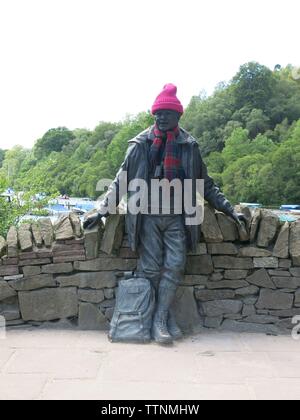 Seit der Installation im Jahr 2014 die Bronzestatue von Tom Wehr in der Bucht von Balmaha ist ein beliebter Tribut an eine von Schottlands bekanntesten Bergsteiger Stockfoto