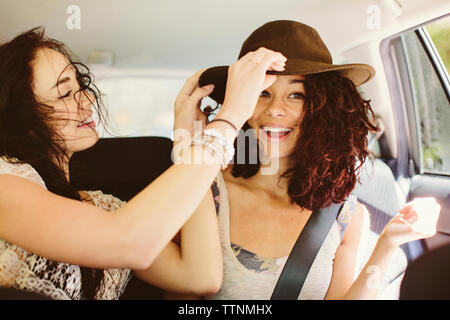 Gerne weibliche Freunde im Auto Stockfoto