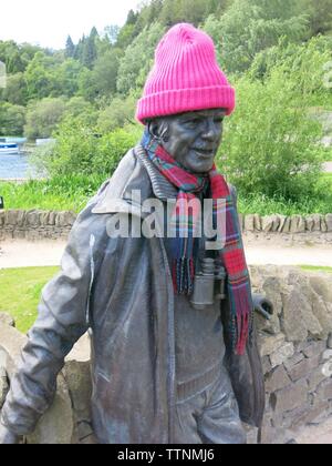 Seit der Installation im Jahr 2014 die Bronzestatue von Tom Wehr in der Bucht von Balmaha ist ein beliebter Tribut an eine von Schottlands bekanntesten Bergsteiger Stockfoto