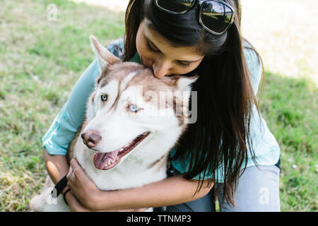 Hohe Betrachtungswinkel und der Frau mit Hund im Park Stockfoto