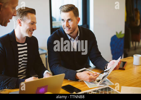 Geschäftsleute diskutieren am Tisch im Büro Stockfoto