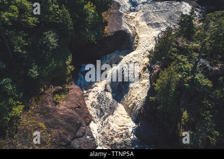 Hohe Betrachtungswinkel der Fluß über die Felsen am Ironwood Stockfoto