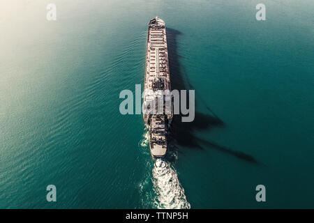 Luftaufnahme von Container Schiff auf dem Fluss Stockfoto