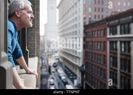 Seitenansicht des Menschen in Gebäuden durch Fenster Stockfoto