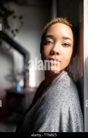 Seitenansicht Portrait von ernsthaften jungen Frau zu Hause Stockfoto